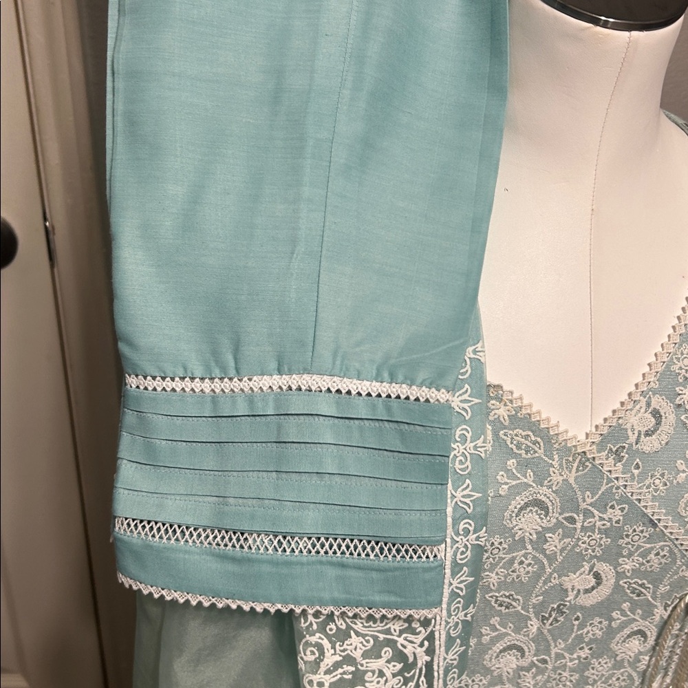 Shalwar kameez green white anarkali style with organza duppatta trousers. S - Picture 7 of 17